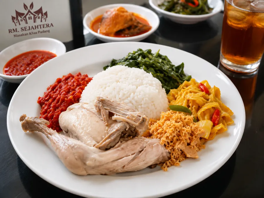 sajian nasi Padang dengan Ayam Pop RM Sejahtera untuk makan siang Bekasi