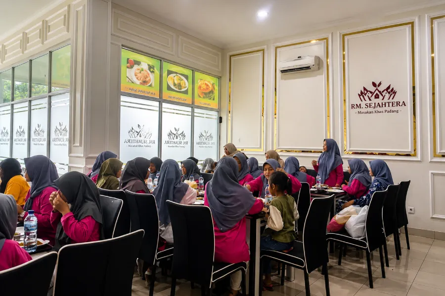 area makan RM Sejahtera untuk menikmati menu masakan Padang Bekasi