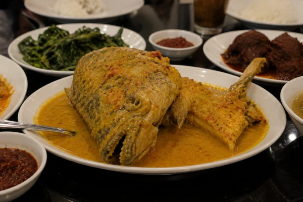 Kepala Kakap bumbu Padang menu andalan RM Sejahtera Grand Wisata Bekasi