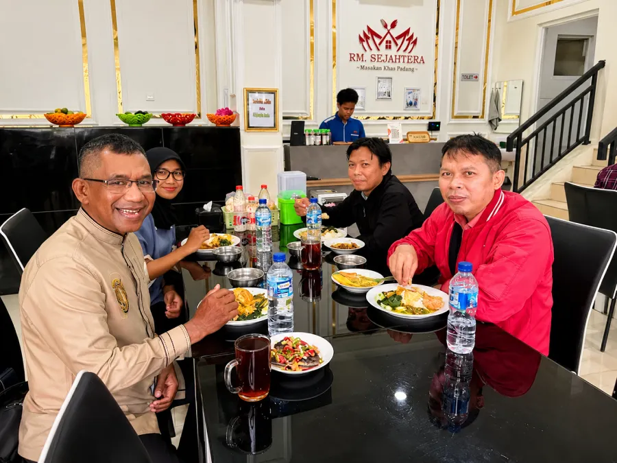 keluarga menikmati Kepala Kakap bersama di RM Sejahtera Grand Wisata Bekasi