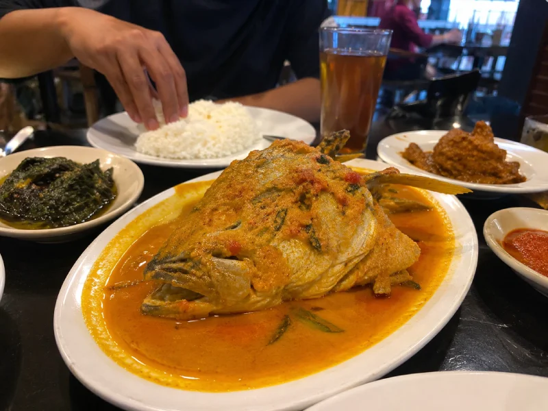 menu signature masakan Padang RM Sejahtera Bekasi kepala kakap ayam pop dendeng balado