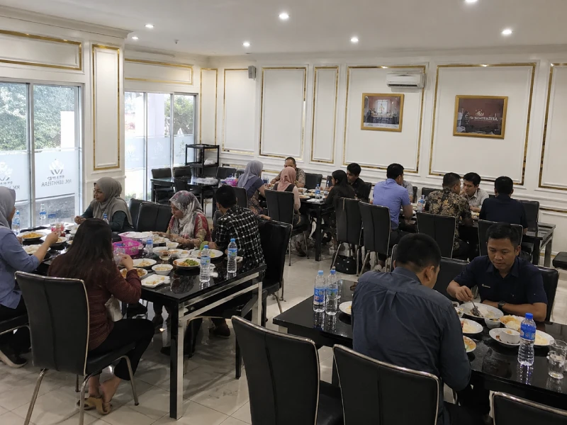 ruang makan lantai 2 RM Sejahtera kapasitas 30-40 orang Bekasi